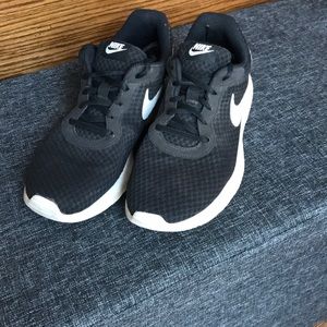Nike tanjun running shoes